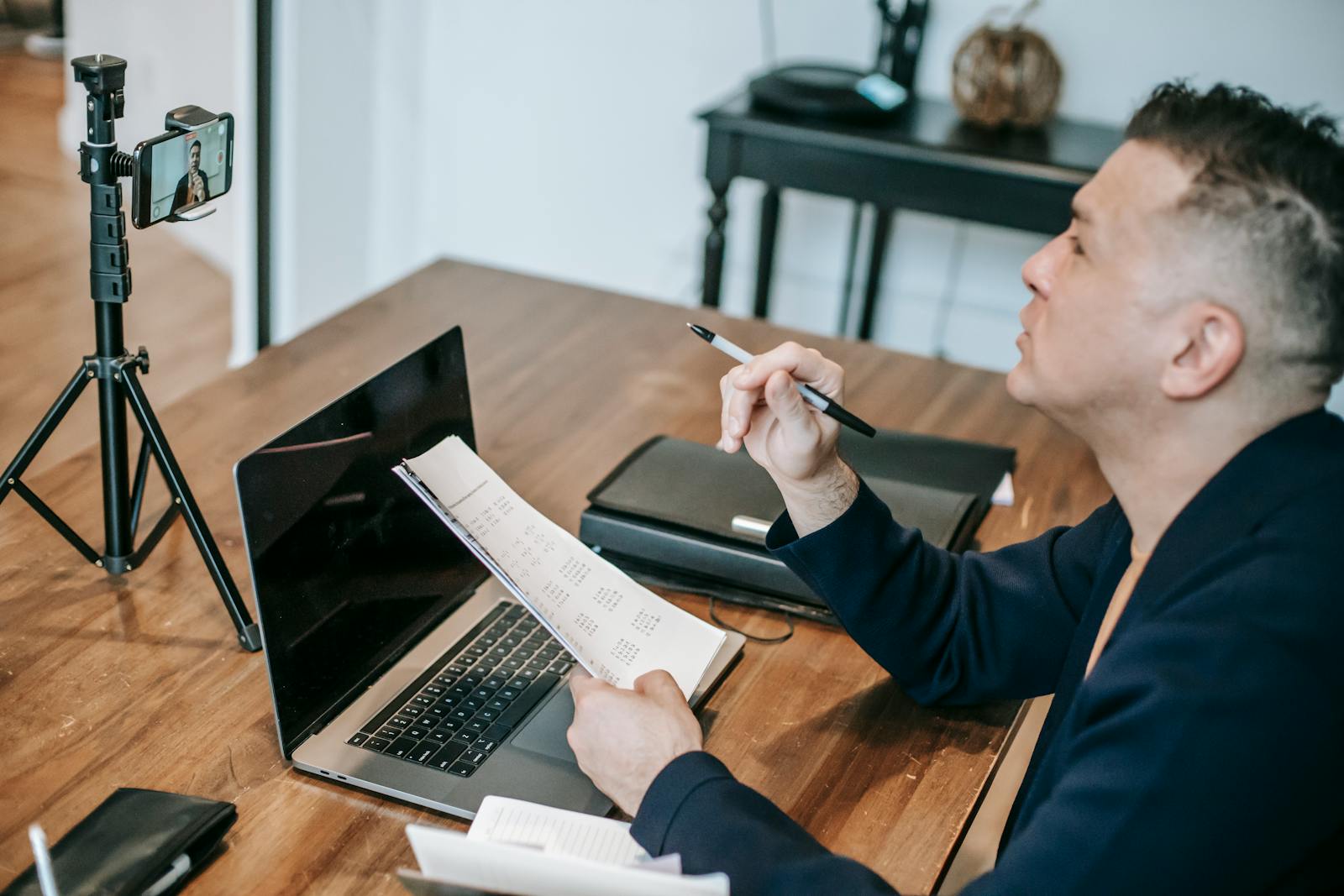 Formateur animant une session hybride avec des apprenants à Abidjan