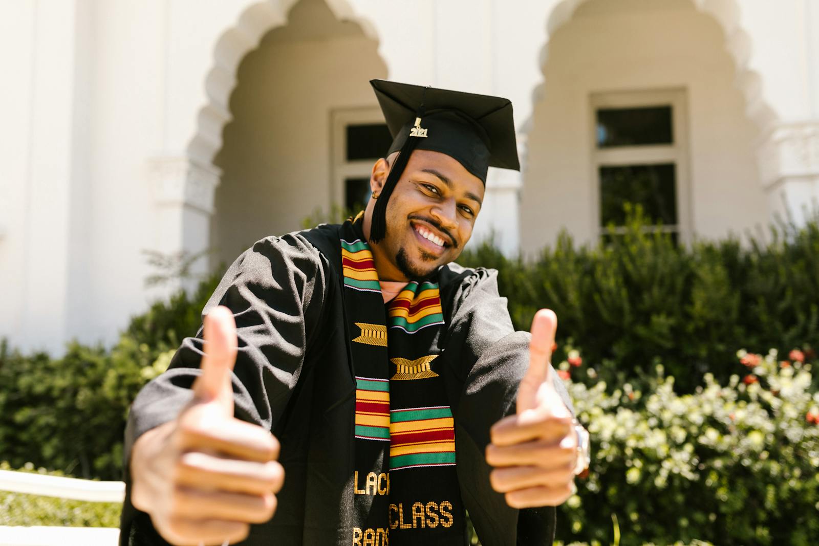 Diplômé célébrant la réussite de sa reconversion professionnelle