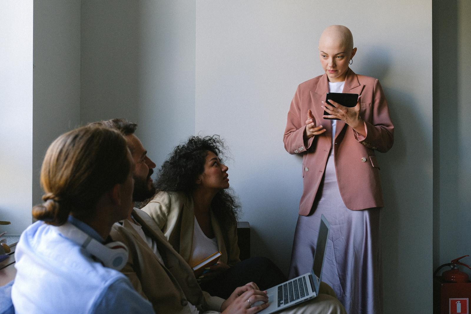 Consultante animant un atelier de reconversion professionnelle à Abidjan