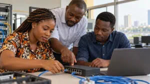 Trois professionnels en formation pratique sur les réseaux informatiques en Côte d'Ivoire